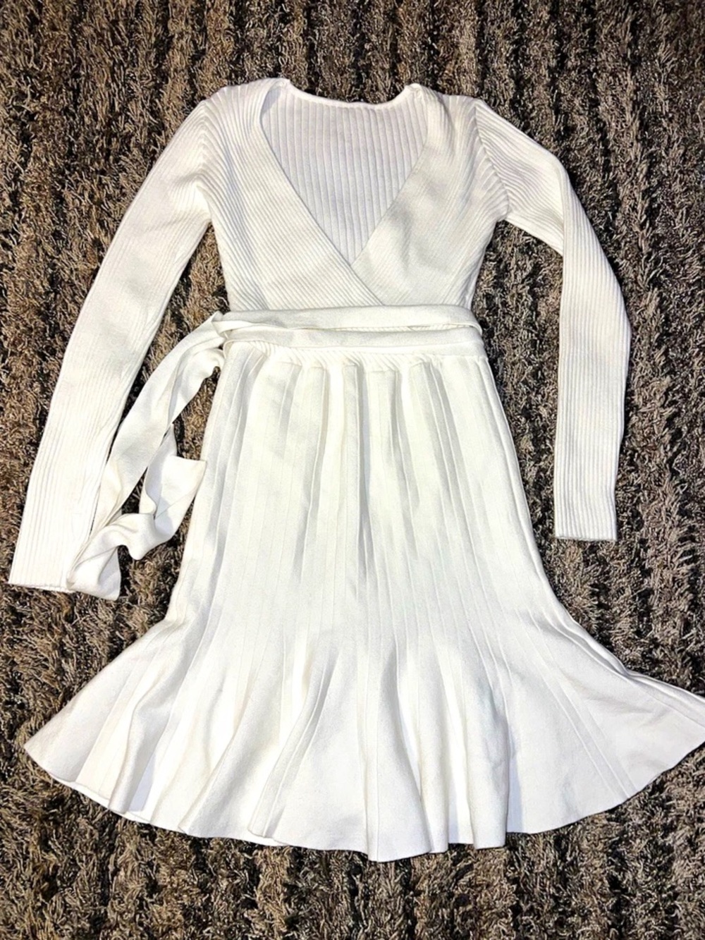 Chic White Long-Sleeve Wrap Knit Pleated Prom Dress